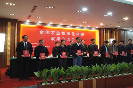 尚书旗教授(左一)受聘为“全国农机化与设施农业工程技术专家库”专家